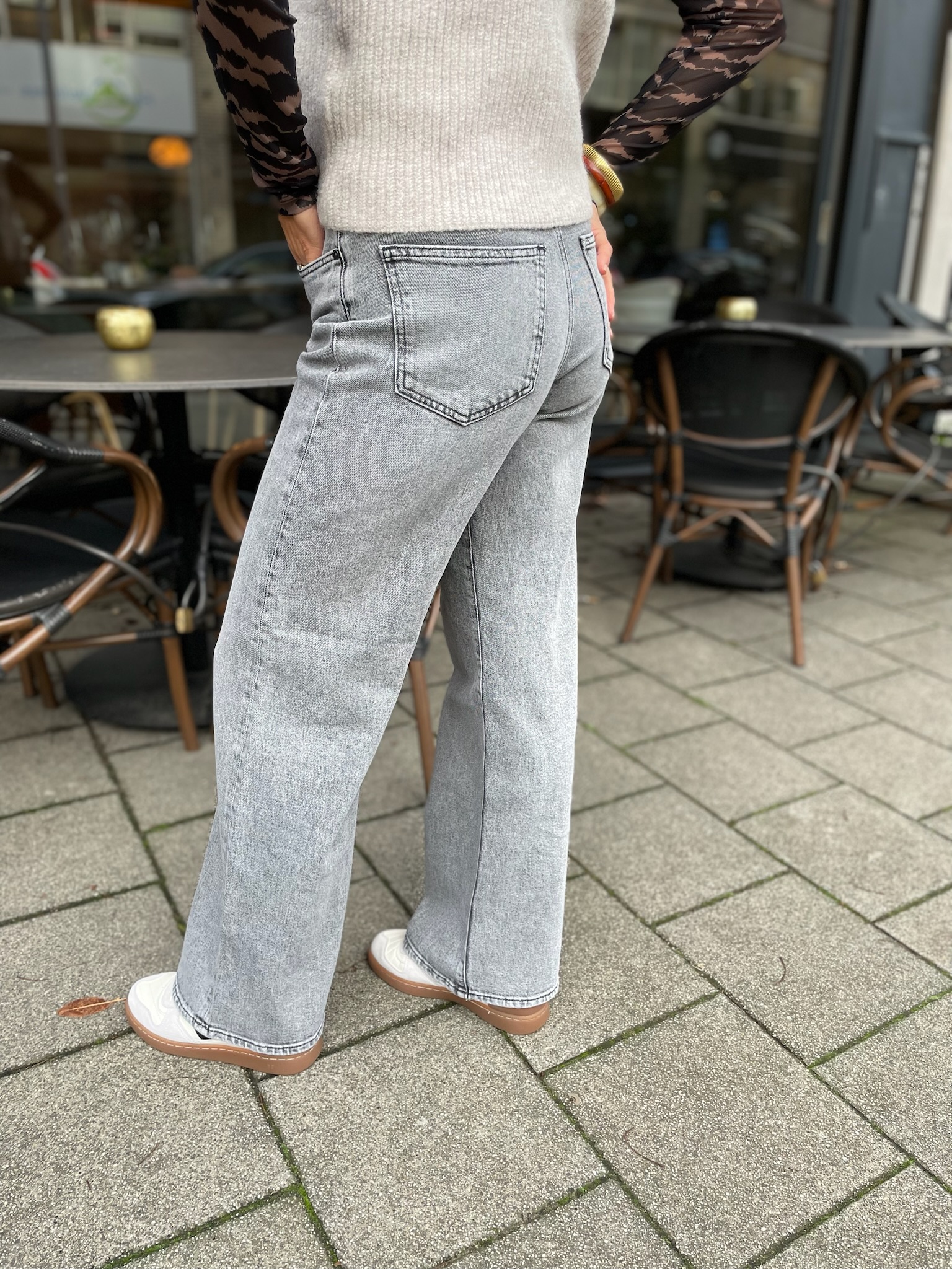 Malibu Light Grey 90's L32 Malibu Light Grey 90's L32