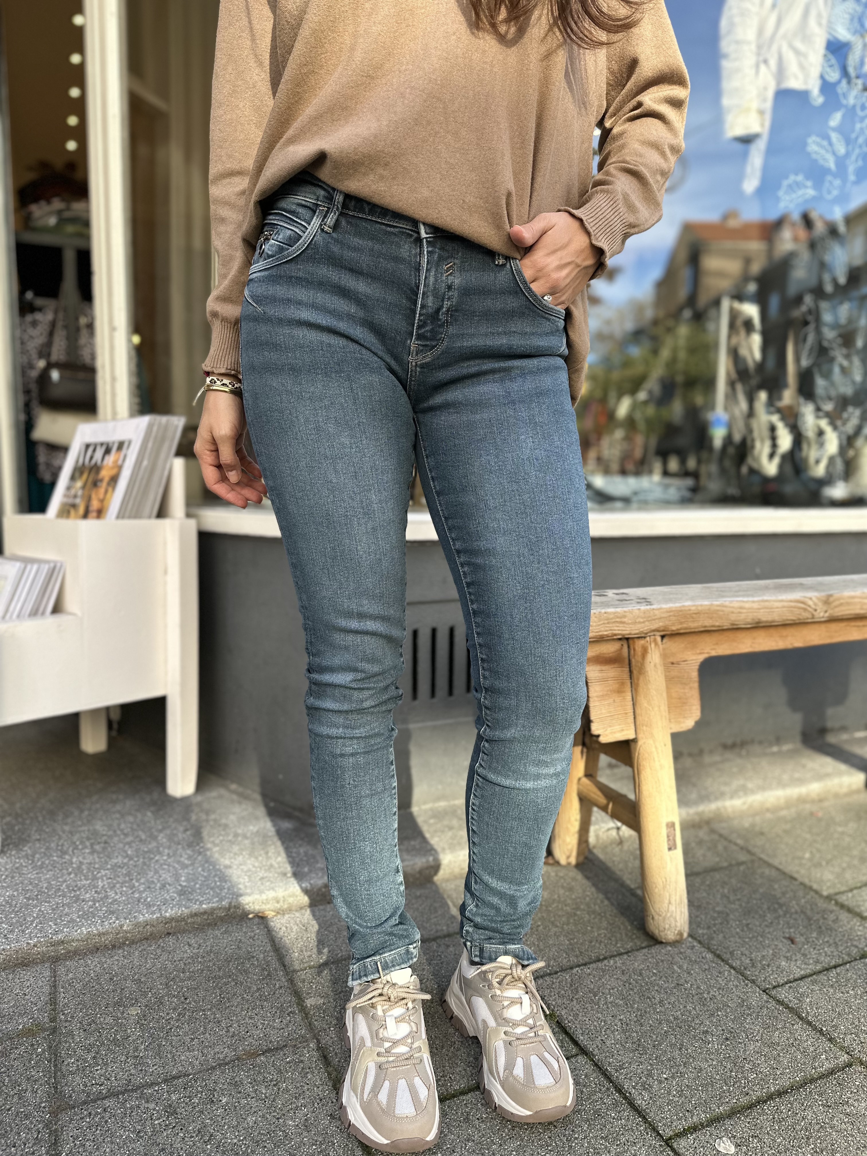 Adriana Mid-Rise Super Skinny (dark brushed glam)