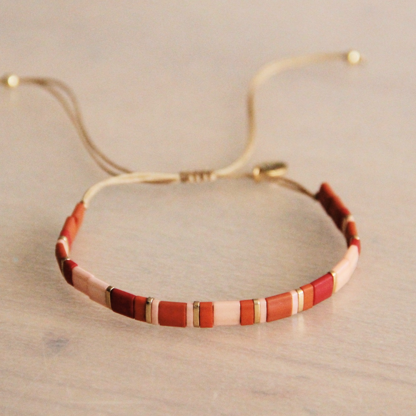 Tilabead armbandje brick red/ salmon/ gold plated