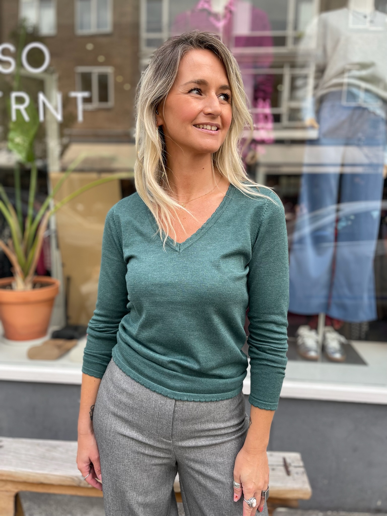 Mila V-Neck Pullover